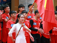 [ẢNH] Nữ sinh cầm cờ thu hút mọi ánh nhìn tại lễ xuất quân trường Ngô Sỹ Liên