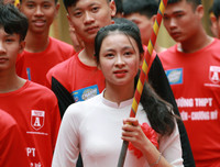 [ẢNH] Nữ sinh cầm cờ thu hút mọi ánh nhìn tại lễ xuất quân trường Ngô Sỹ Liên