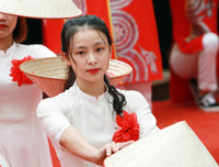 [ẢNH] Nữ sinh cầm cờ thu hút mọi ánh nhìn tại lễ xuất quân trường Ngô Sỹ Liên