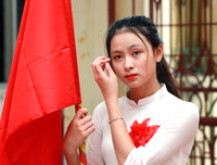 [ẢNH] Nữ sinh cầm cờ thu hút mọi ánh nhìn tại lễ xuất quân trường Ngô Sỹ Liên