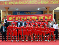 [ẢNH] Cầu thủ trường Ngô Sỹ Liên mặc váy múa 