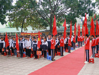 [ẢNH] Cầu thủ trường Ngô Sỹ Liên mặc váy múa 