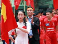 [ẢNH] Nữ sinh cầm cờ thu hút mọi ánh nhìn tại lễ xuất quân trường Ngô Sỹ Liên