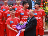 [ẢNH] Cầu thủ trường Ngô Sỹ Liên mặc váy múa 