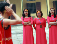 [ẢNH] Cầu thủ trường Ngô Sỹ Liên mặc váy múa 