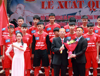 [ẢNH] Cầu thủ trường Ngô Sỹ Liên mặc váy múa 