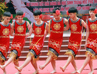 [ẢNH] Cầu thủ trường Ngô Sỹ Liên mặc váy múa 