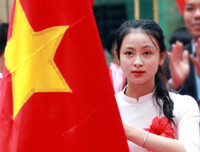 [ẢNH] Nữ sinh cầm cờ thu hút mọi ánh nhìn tại lễ xuất quân trường Ngô Sỹ Liên