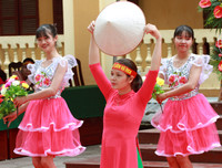 [ẢNH] Cầu thủ trường Ngô Sỹ Liên mặc váy múa 