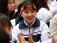 [ẢNH] Cầu thủ trường Ngô Sỹ Liên mặc váy múa 