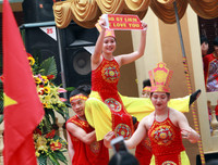 [ẢNH] Cầu thủ trường Ngô Sỹ Liên mặc váy múa 