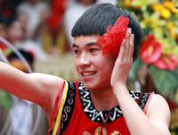 [ẢNH] Cầu thủ trường Ngô Sỹ Liên mặc váy múa 