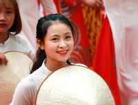 [ẢNH] Nữ sinh cầm cờ thu hút mọi ánh nhìn tại lễ xuất quân trường Ngô Sỹ Liên