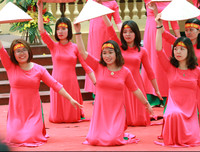 [ẢNH] Cầu thủ trường Ngô Sỹ Liên mặc váy múa 