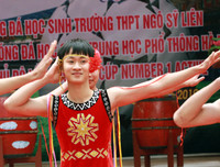 [ẢNH] Cầu thủ trường Ngô Sỹ Liên mặc váy múa 