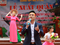 [ẢNH] Cầu thủ trường Ngô Sỹ Liên mặc váy múa 