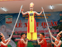 [ẢNH] Cầu thủ trường Ngô Sỹ Liên mặc váy múa 