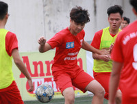 [ẢNH] Dẫn bàn ngay phút đầu, THPT Yên Hòa thắng hú vía sau loạt luân lưu