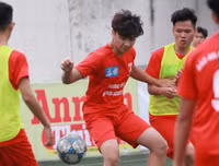 [ẢNH] Dẫn bàn ngay phút đầu, THPT Yên Hòa thắng hú vía sau loạt luân lưu