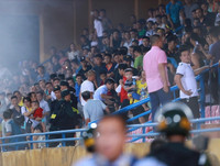 [ẢNH] Pháo sáng ném loạn xạ trên sân Hàng Đẫy, CĐV nữ đi cấp cứu