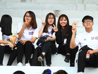 Muôn cảm xúc đáng yêu của các CĐV trên khán đài bóng đá học sinh Hà Nội