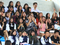 Muôn cảm xúc đáng yêu của các CĐV trên khán đài bóng đá học sinh Hà Nội