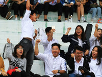 Muôn cảm xúc đáng yêu của các CĐV trên khán đài bóng đá học sinh Hà Nội