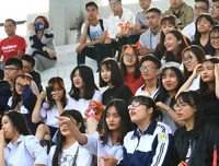 Muôn cảm xúc đáng yêu của các CĐV trên khán đài bóng đá học sinh Hà Nội