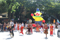 Phố đi bộ Hồ Gươm sôi động cùng màn diễu hành của các nghệ sỹ xiếc