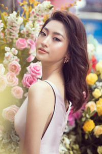 Những hình ảnh khiến hai Hoa hậu tên 