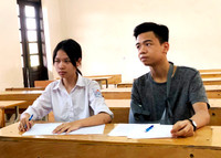 [Ảnh] Phó Chủ tịch UBND TP Hà Nội động viên thí sinh gãy tay được bố trí thi riêng có người chép hộ