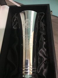 [ẢNH] Có gì bên trong hộp quà Sir Alex Ferguson tặng HLV Wenger?