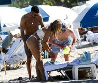 [ẢNH] Mỹ nữ quần vợt Bouchard khoe đường cong gợi cảm trên biển Miami