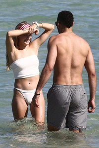 [ẢNH] Mỹ nữ quần vợt Bouchard khoe đường cong gợi cảm trên biển Miami