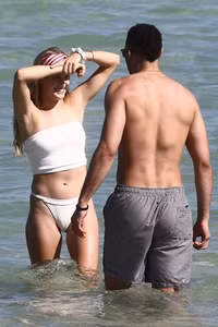 [ẢNH] Mỹ nữ quần vợt Bouchard khoe đường cong gợi cảm trên biển Miami