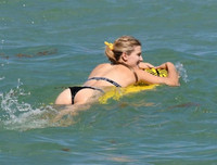 [ẢNH] Mỹ nữ quần vợt Bouchard khoe đường cong gợi cảm trên biển Miami