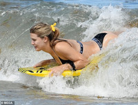 [ẢNH] Mỹ nữ quần vợt Bouchard khoe đường cong gợi cảm trên biển Miami