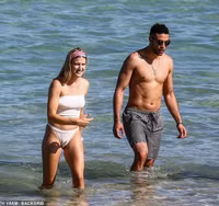 [ẢNH] Mỹ nữ quần vợt Bouchard khoe đường cong gợi cảm trên biển Miami