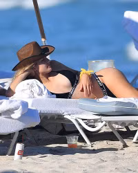 [ẢNH] Mỹ nữ quần vợt Bouchard khoe đường cong gợi cảm trên biển Miami