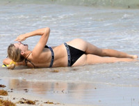 [ẢNH] Mỹ nữ quần vợt Bouchard khoe đường cong gợi cảm trên biển Miami