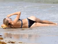 [ẢNH] Mỹ nữ quần vợt Bouchard khoe đường cong gợi cảm trên biển Miami