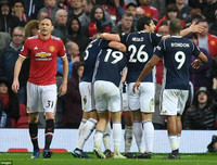 [ẢNH] Mourinho cay đắng, sao M.U thất thểu khi dâng cúp vô địch cho Man City