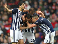 [ẢNH] Mourinho cay đắng, sao M.U thất thểu khi dâng cúp vô địch cho Man City