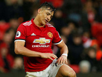 [ẢNH] Mourinho cay đắng, sao M.U thất thểu khi dâng cúp vô địch cho Man City