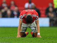 [ẢNH] Mourinho cay đắng, sao M.U thất thểu khi dâng cúp vô địch cho Man City