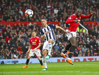 [ẢNH] Mourinho cay đắng, sao M.U thất thểu khi dâng cúp vô địch cho Man City