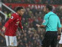 [ẢNH] Mourinho cay đắng, sao M.U thất thểu khi dâng cúp vô địch cho Man City