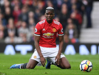 [ẢNH] Mourinho cay đắng, sao M.U thất thểu khi dâng cúp vô địch cho Man City