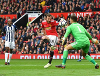 [ẢNH] Mourinho cay đắng, sao M.U thất thểu khi dâng cúp vô địch cho Man City