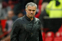 [ẢNH] Mourinho cay đắng, sao M.U thất thểu khi dâng cúp vô địch cho Man City
